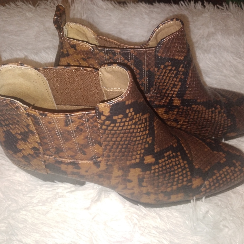 Snake print bootie boots 👢